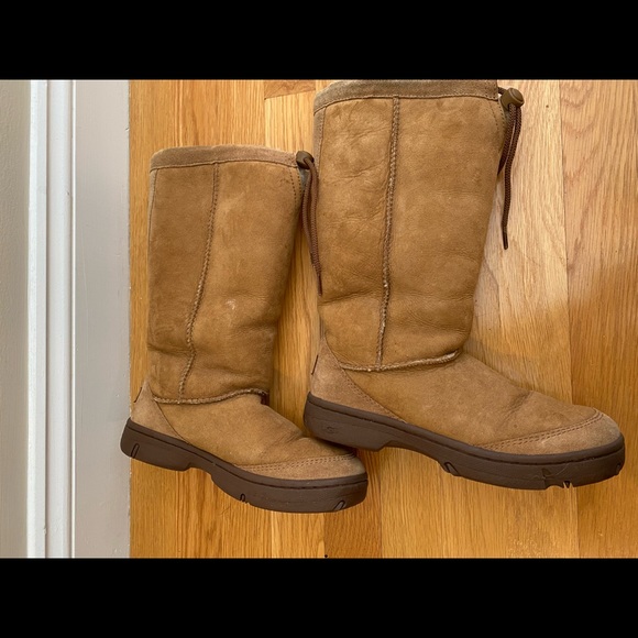 UGG shearling lined boots. - Picture 3 of 6